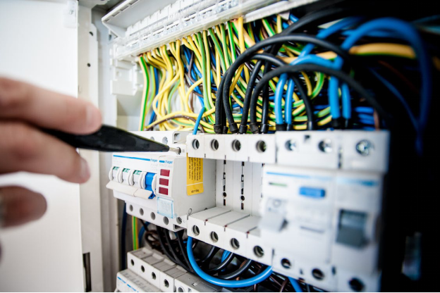 5 Signs That You Need to Get Your Circuit Panel Upgraded